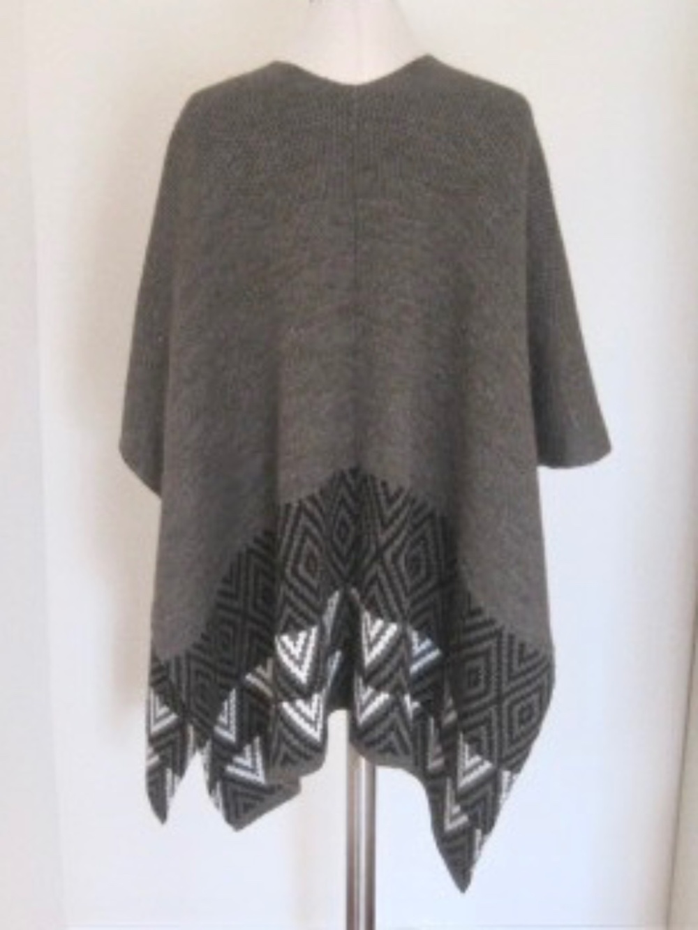M Made In Italy Cape - Picture 3 of 10
